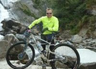 Tony Onwood Cycling on the  tour with redspokes